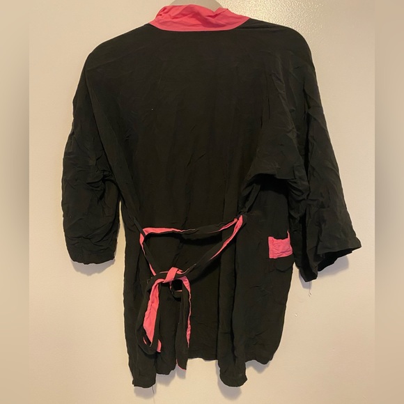 Vintage black and pink embroidered short robe - Picture 9 of 9